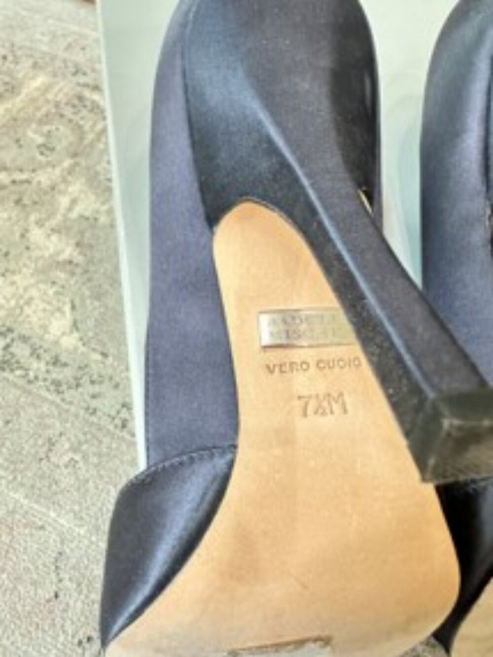 Badgley Mischka Hyde Heels/Pumps Navy Blue Satin & Silk Sz 7.5 - Picture 4 of 6